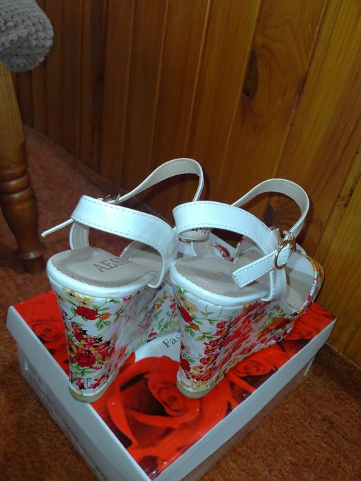 Продам босоніжки