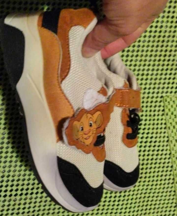 Wiosenne Buty Adidasy r. 26 z lwem