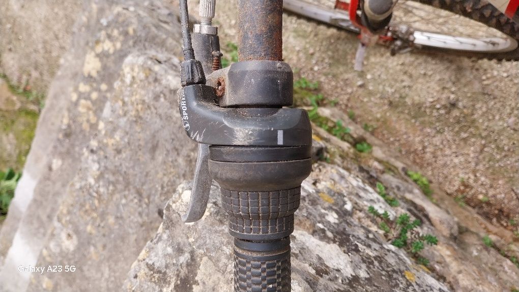 Vendo uma bicicleta de HTH com marcas de uso.