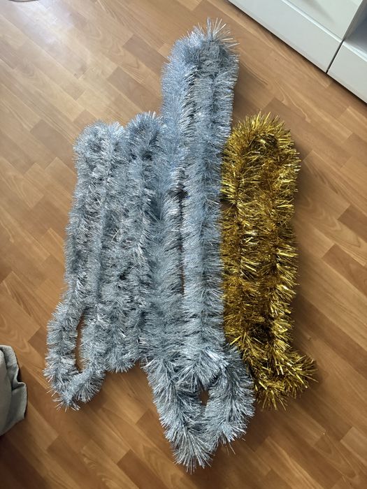 Ялинкові прикраси, ялинкові іграшки, кулі, гірлянди, намиста на ялинку