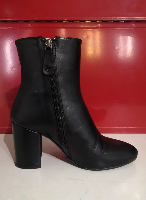 Par de botas. Decenio. Couro. Tam. 36. Pretas. Como novas.