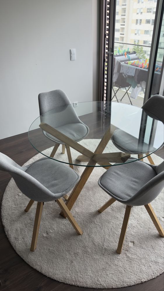 Conjunto mesa de refeição e cadeiras - bom estado