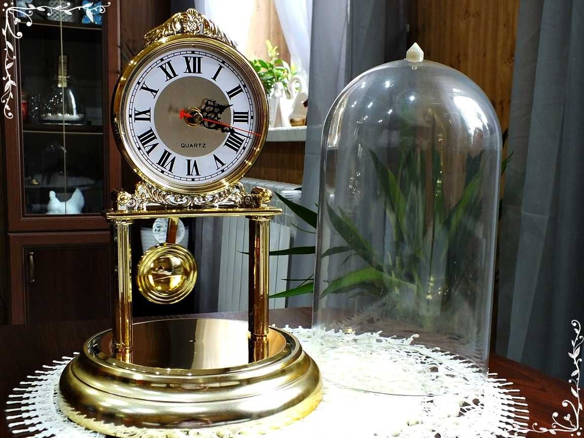 Złoty zegar kominkowy 34cm pod kloszem z wahadłem PRL Vintage