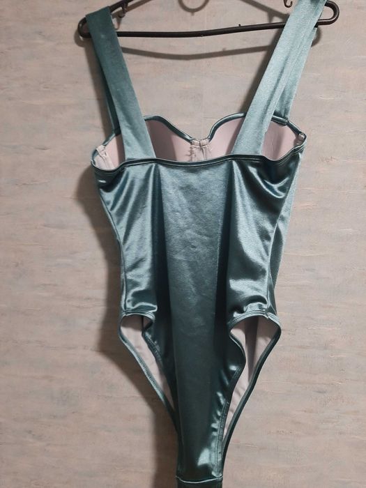 Блискуче боді з чашками