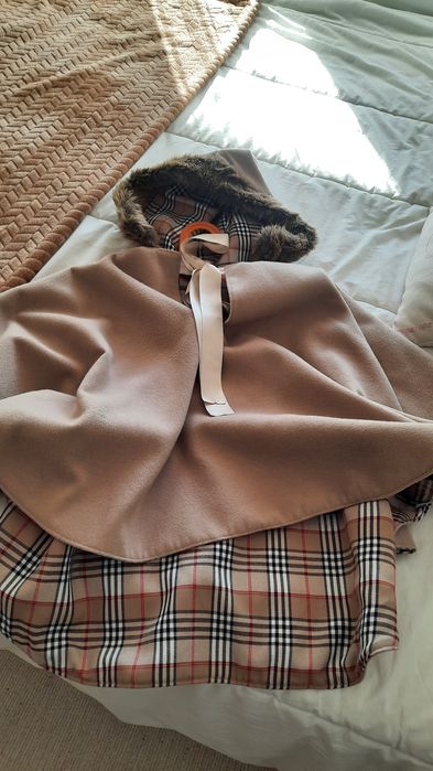 Poncho beje, em otimo estado, padrao burberries reversível