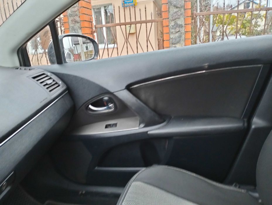 продам Тойота Авенсіс 2,0 D універсал  2010р