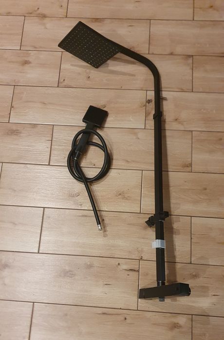 Kolumna prysznicowa natynkowa czarna