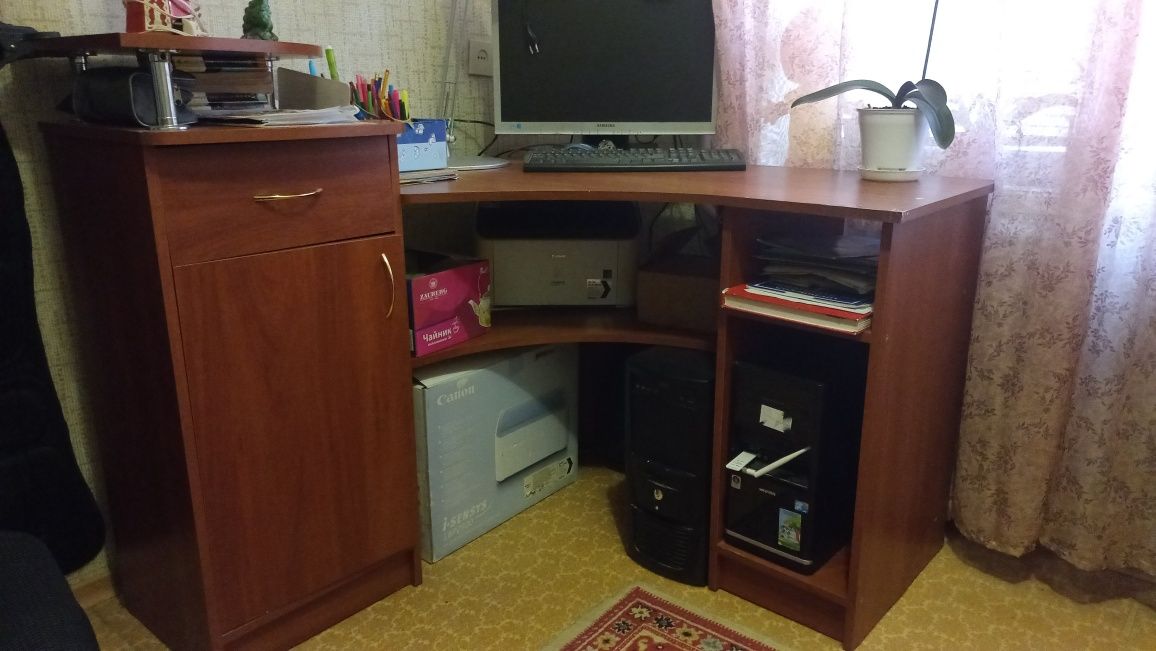 Продам стіл компьютериний.
