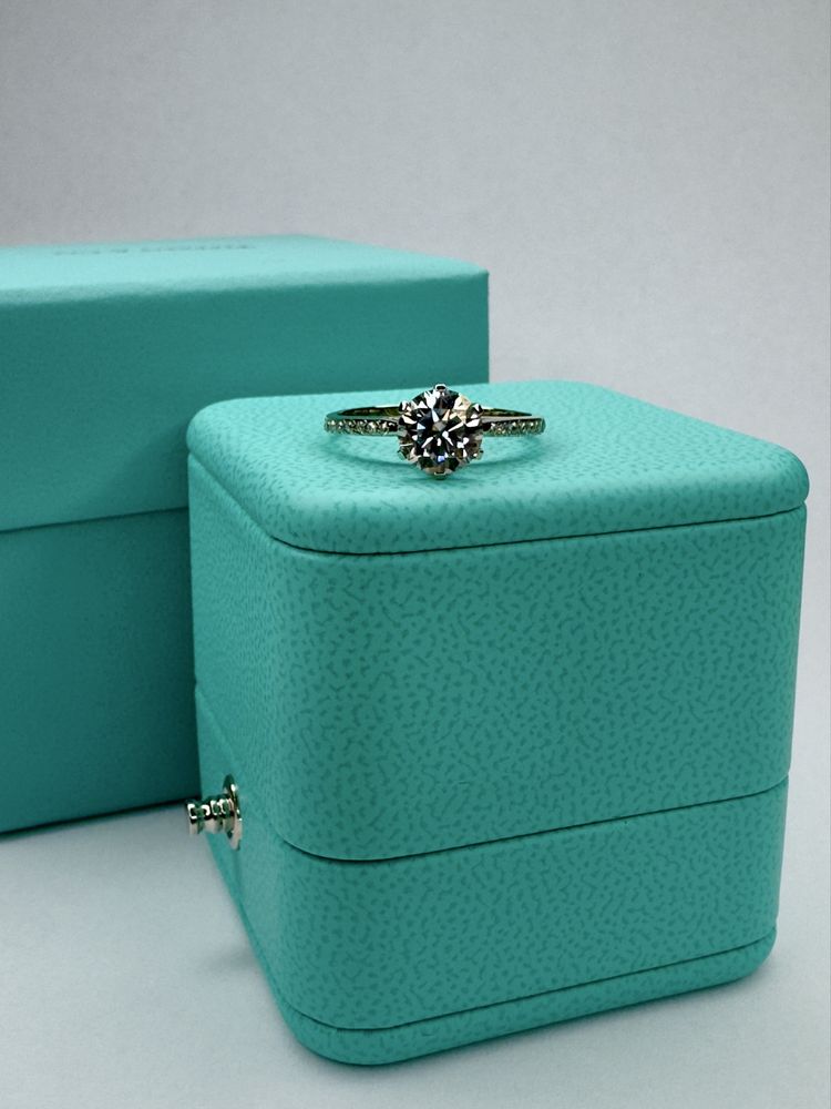 Каблучка в білому золоті з дімантом 1Ct в стилі Tiffany.