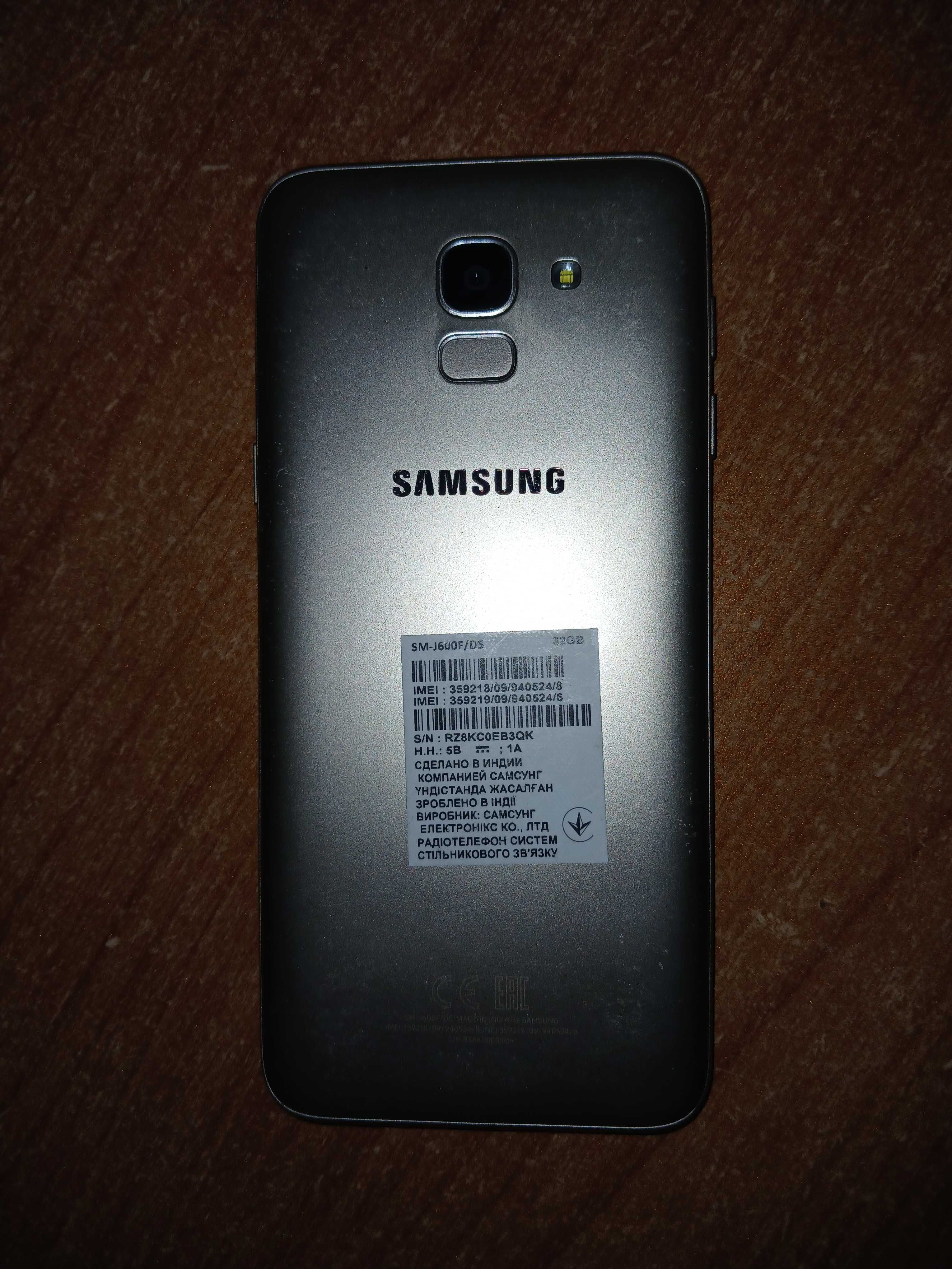 Смартфон SAMSUNG J6  отличное состояние.