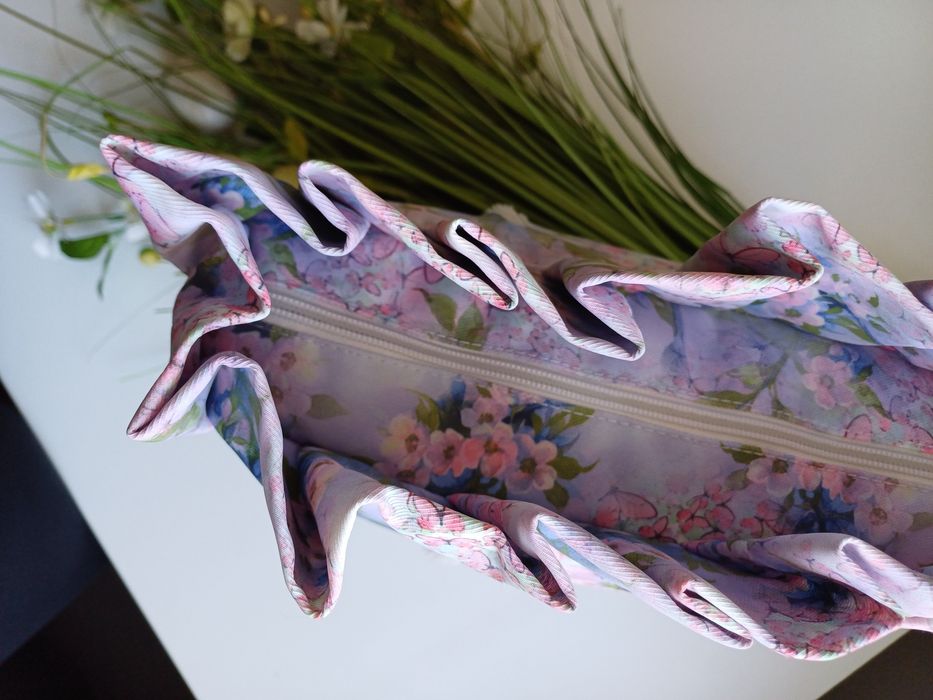 Niebieski organizer z falbanką w kolorowe kwiaty do torebki O Bag Mini