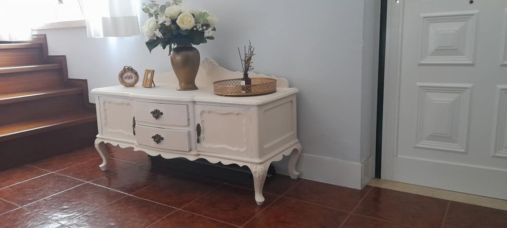 Móvel antigo pintado de branco.