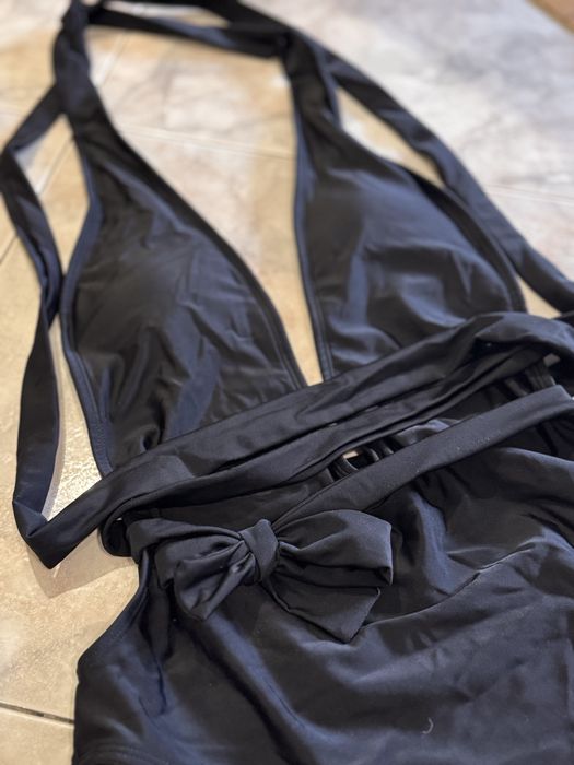 Чорний суцільний купальник