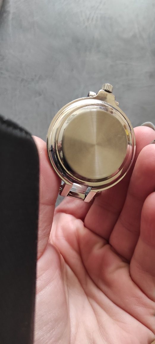 Zegarek z szkłem powiększającym