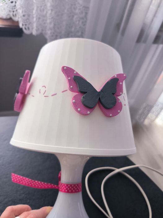 Lampka do pokoju dziewczynki. Nie ma jednego motylka.