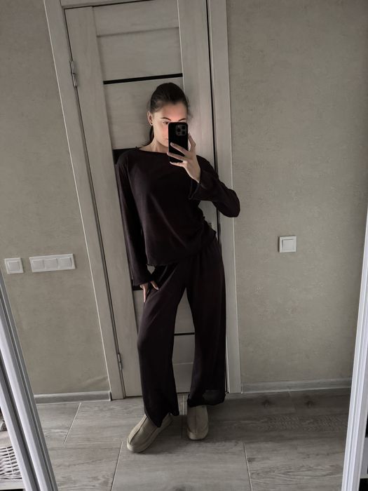 Костюм коричневого кольору,скоадається з 4 одиниць