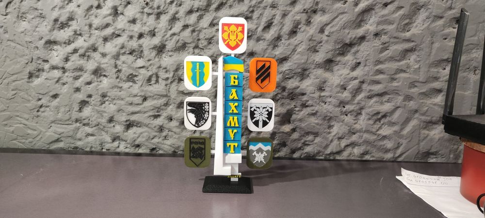 Стела «Бахмут» зі шевронами бригад, які боролись за місто