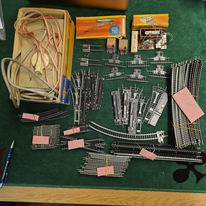 Sprzedam duży zestaw elementów do makiety kolejowej w skali TT.