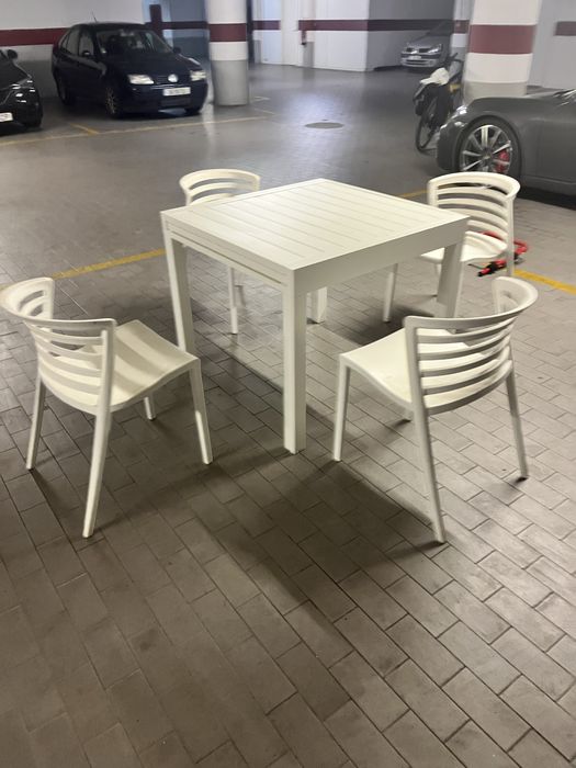 Mesa Jardim metal extensivel branca para exterior com 4 cadeiras