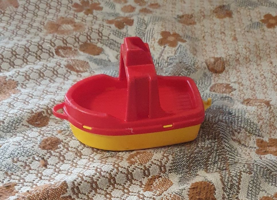 Пласмвсовый кораблик для ванной (речки, бассейна)