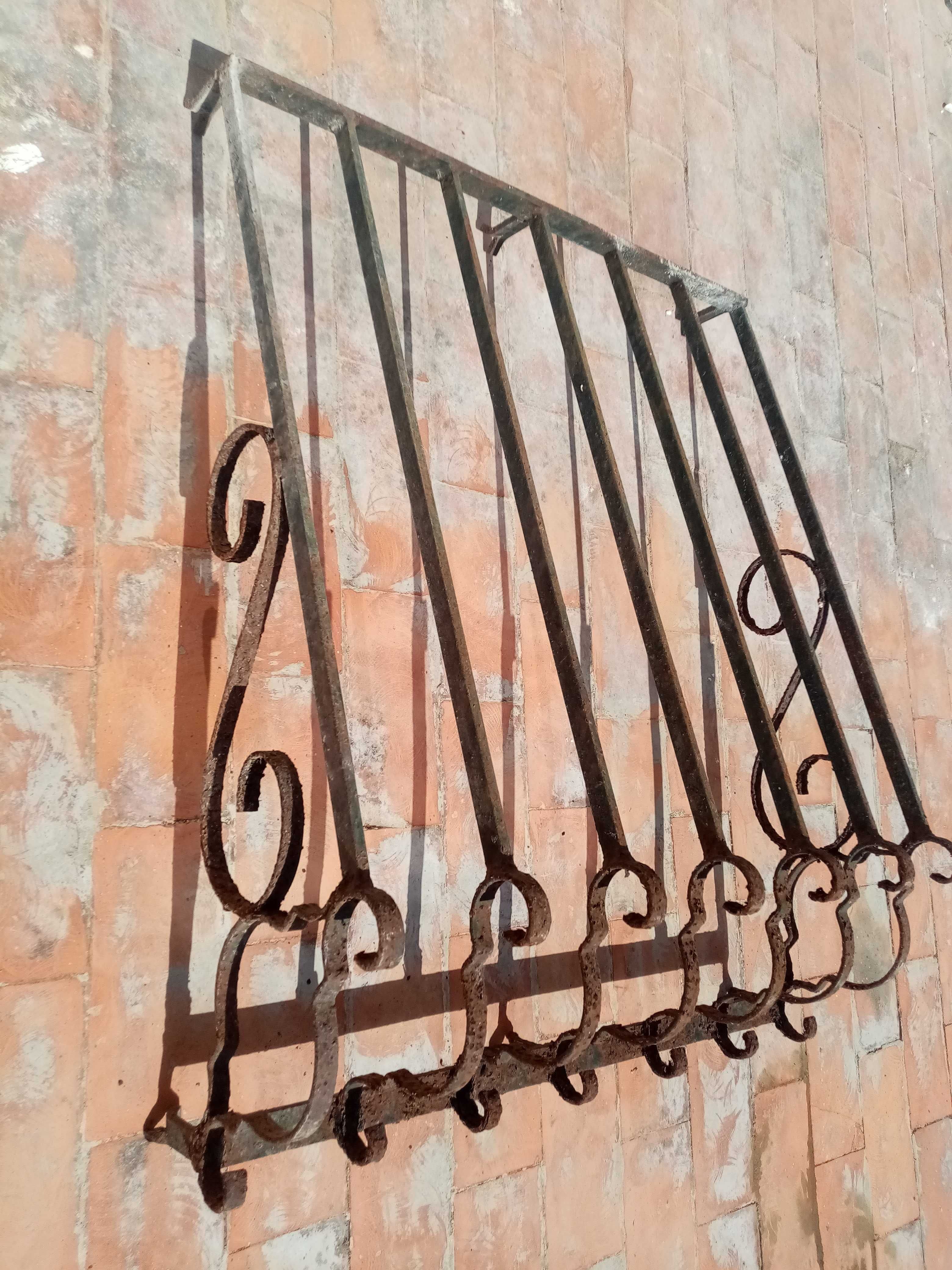 grades antigas de ferro para janela, a precisar de restauro