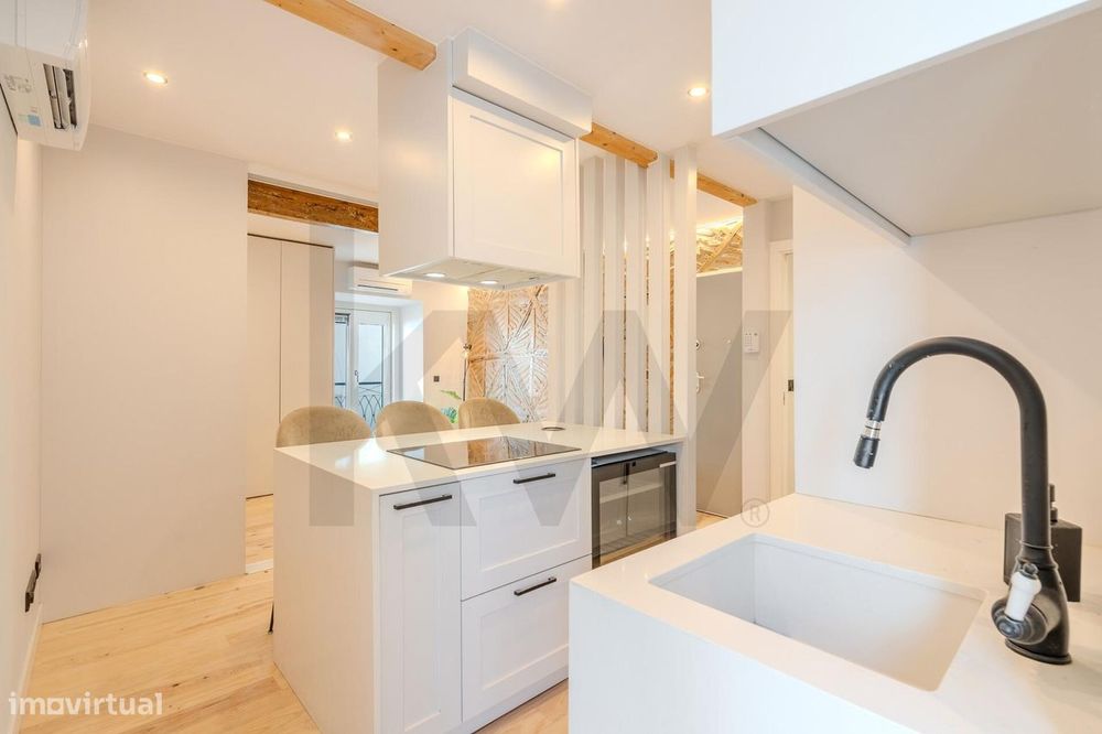 T1 remodelado com terraço de 24m2 no Largo das Olarias – conforto e ch