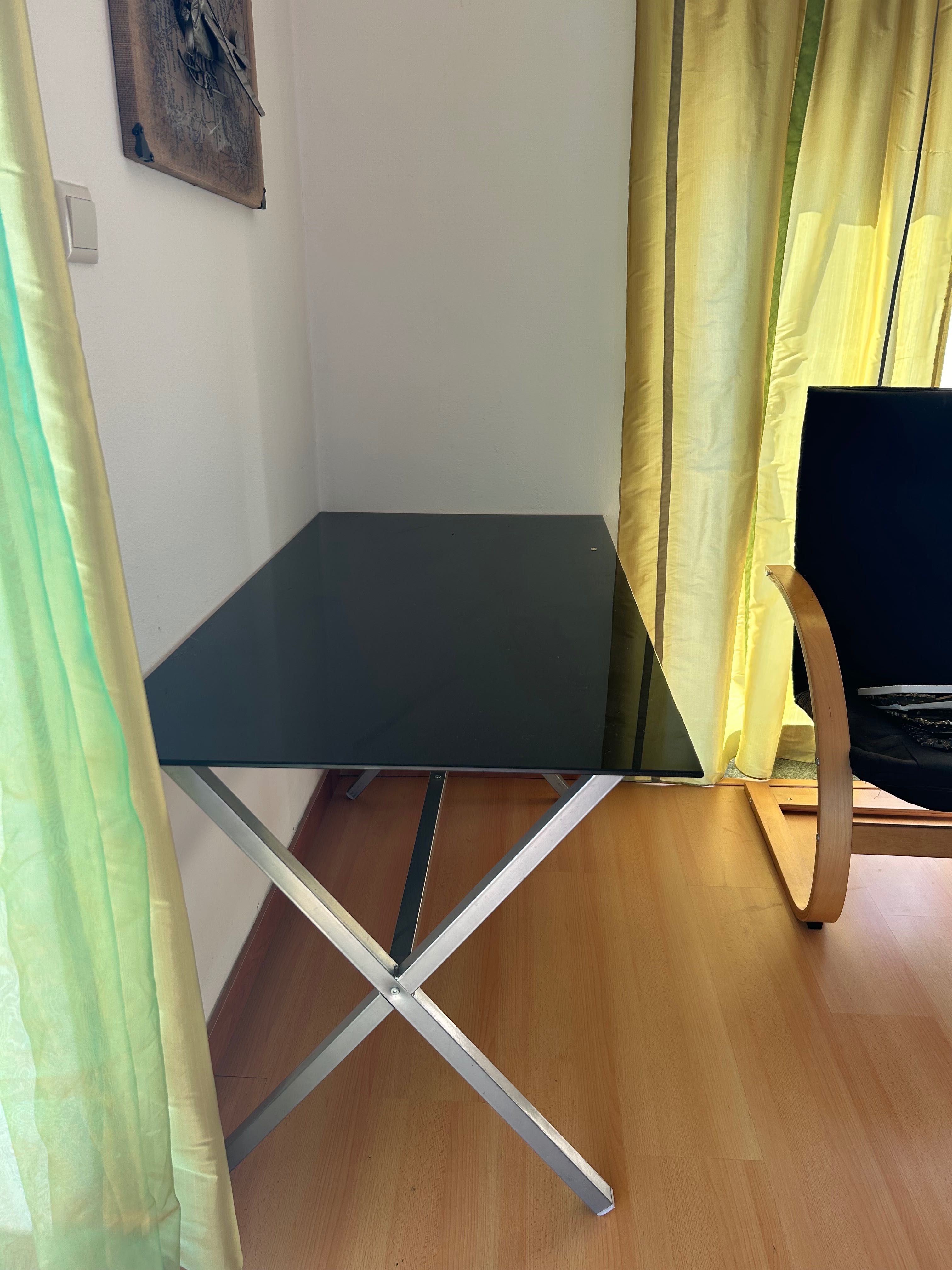 Mesa de vidro para escritório em muito bom estado. 1.40*70cm.