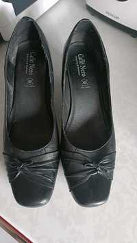 Czarne skórzane pantofle na obcasie czółenka r 40 CCC Cafe Nero