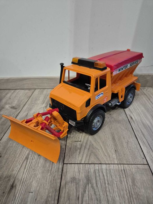Bruder 02572 Unimog piaskarka z pługiem
