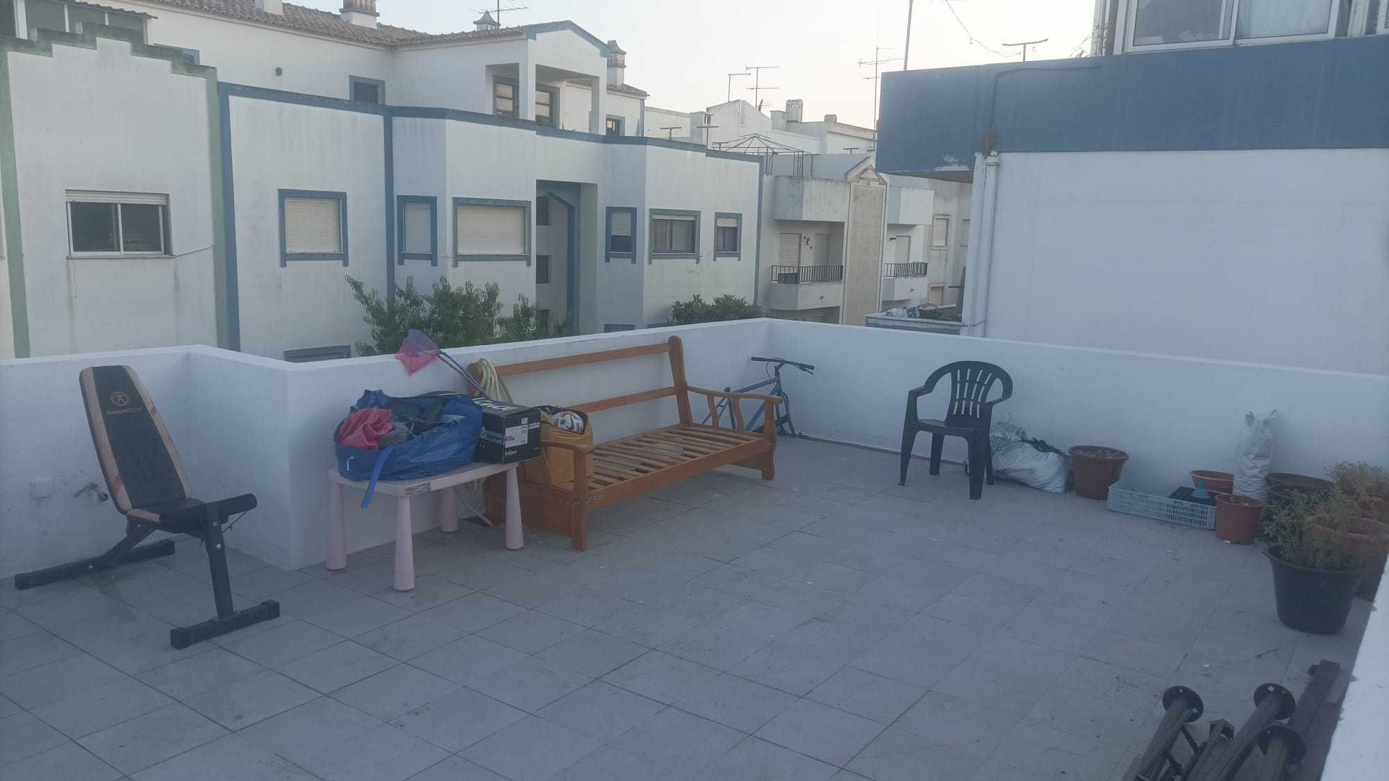 Quarto com cama de casal, individual em apto com ótima localização