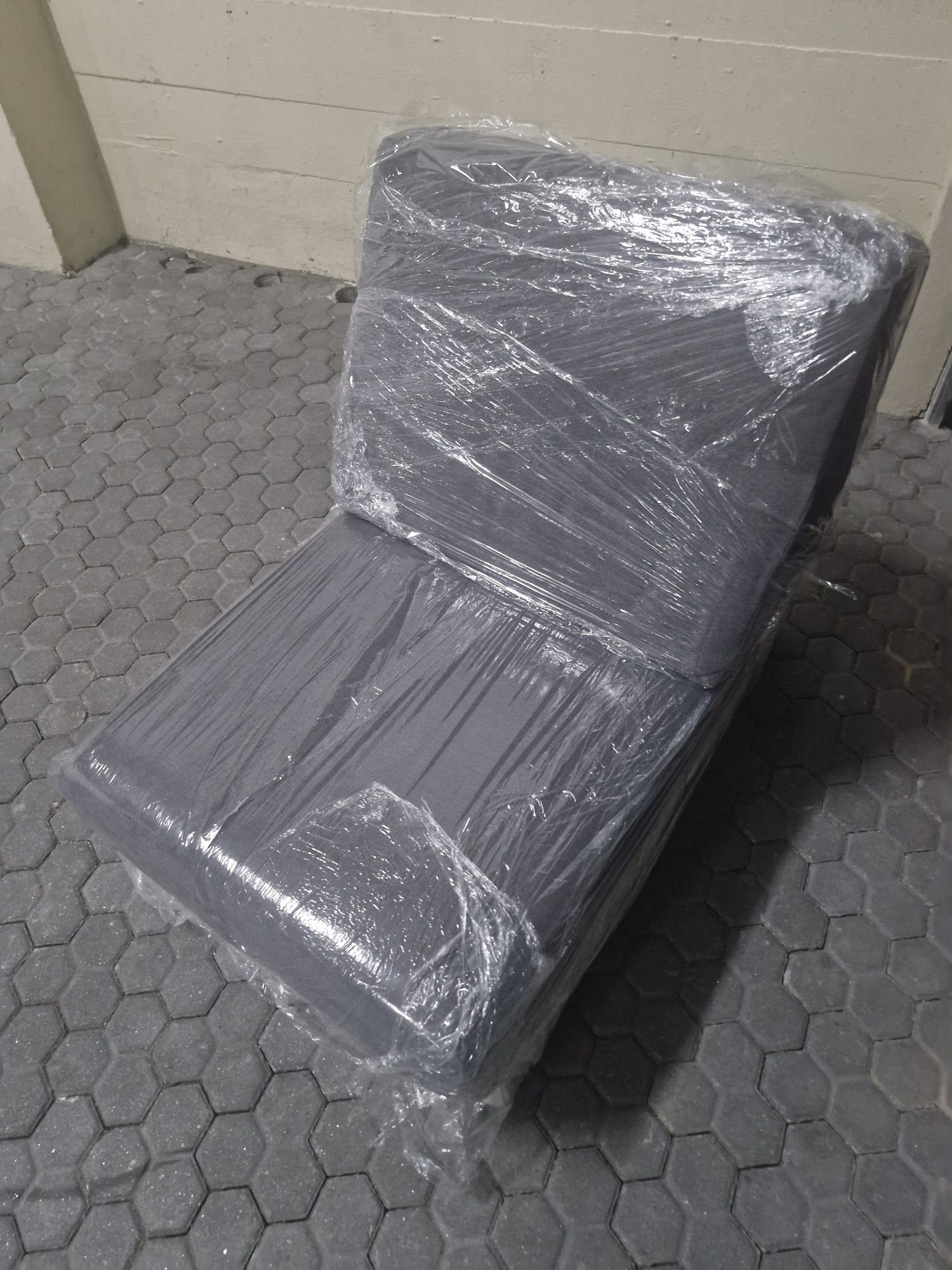 Cadeirão em pele e tecido cinza