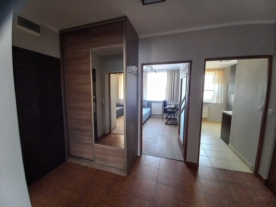 Wynajmę mieszkanie 60 m PARTER 3 pokoje loggia piwnica ul. Różna