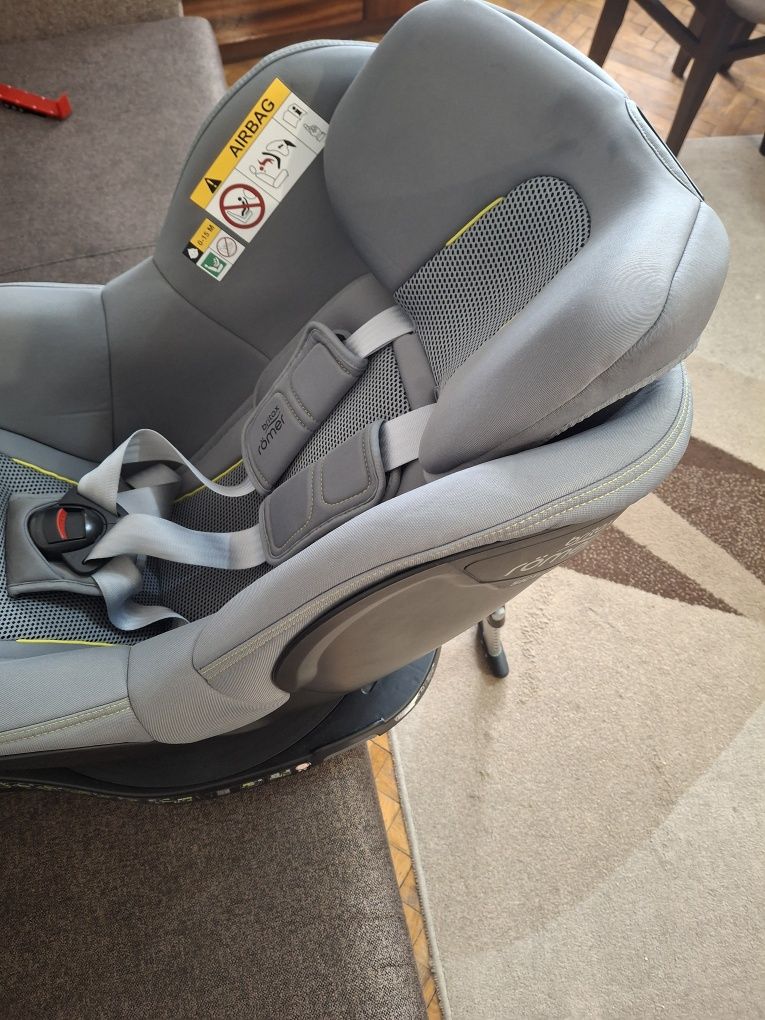 Fotelik samochodowy Britax dualfix M i-size isofix 61-105cm 0-18kg
