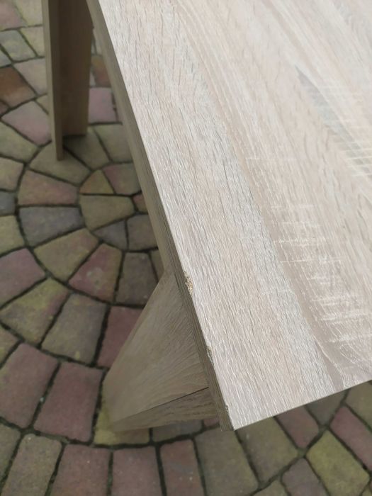 Stół do kuchni salonu