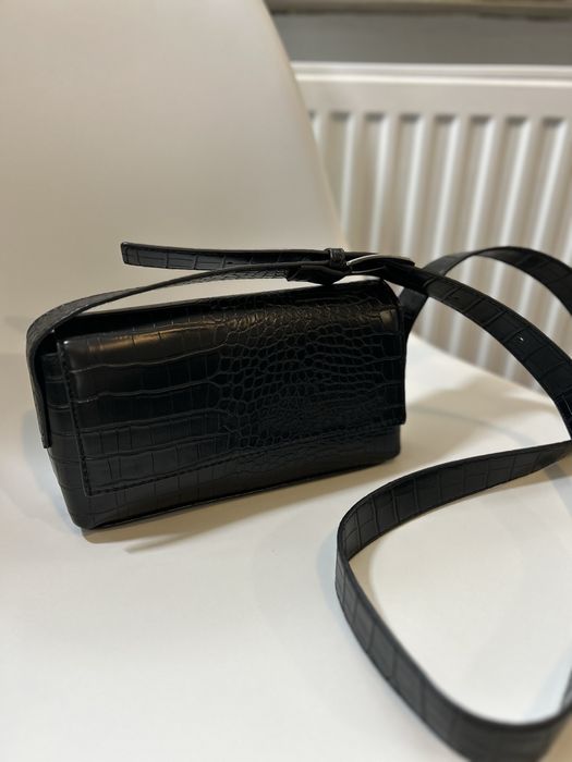 Жіноча сумка крос-боді чорна Sinsay, імітація під шкіру крокодила