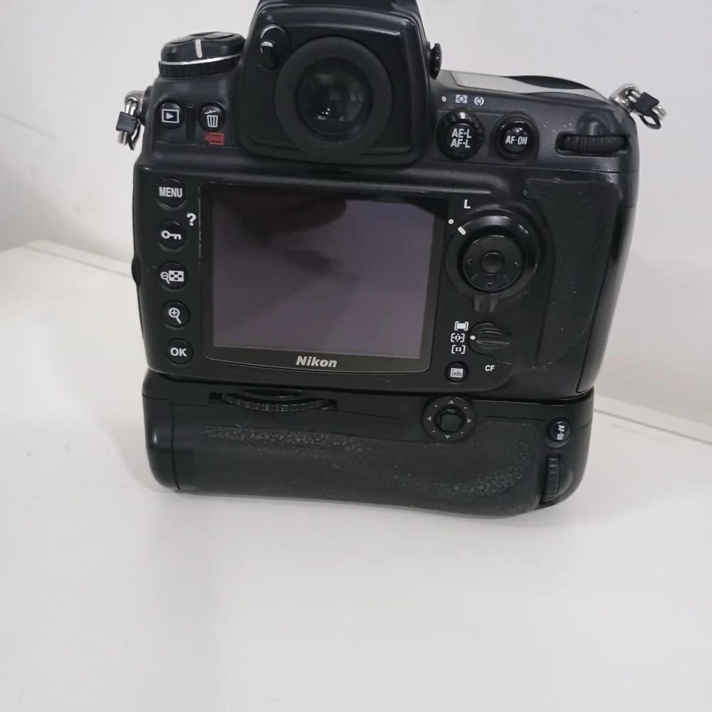 Nikon D700 + Objetiva 24-120 f4 G ED N VR + extras (grip e baterias)