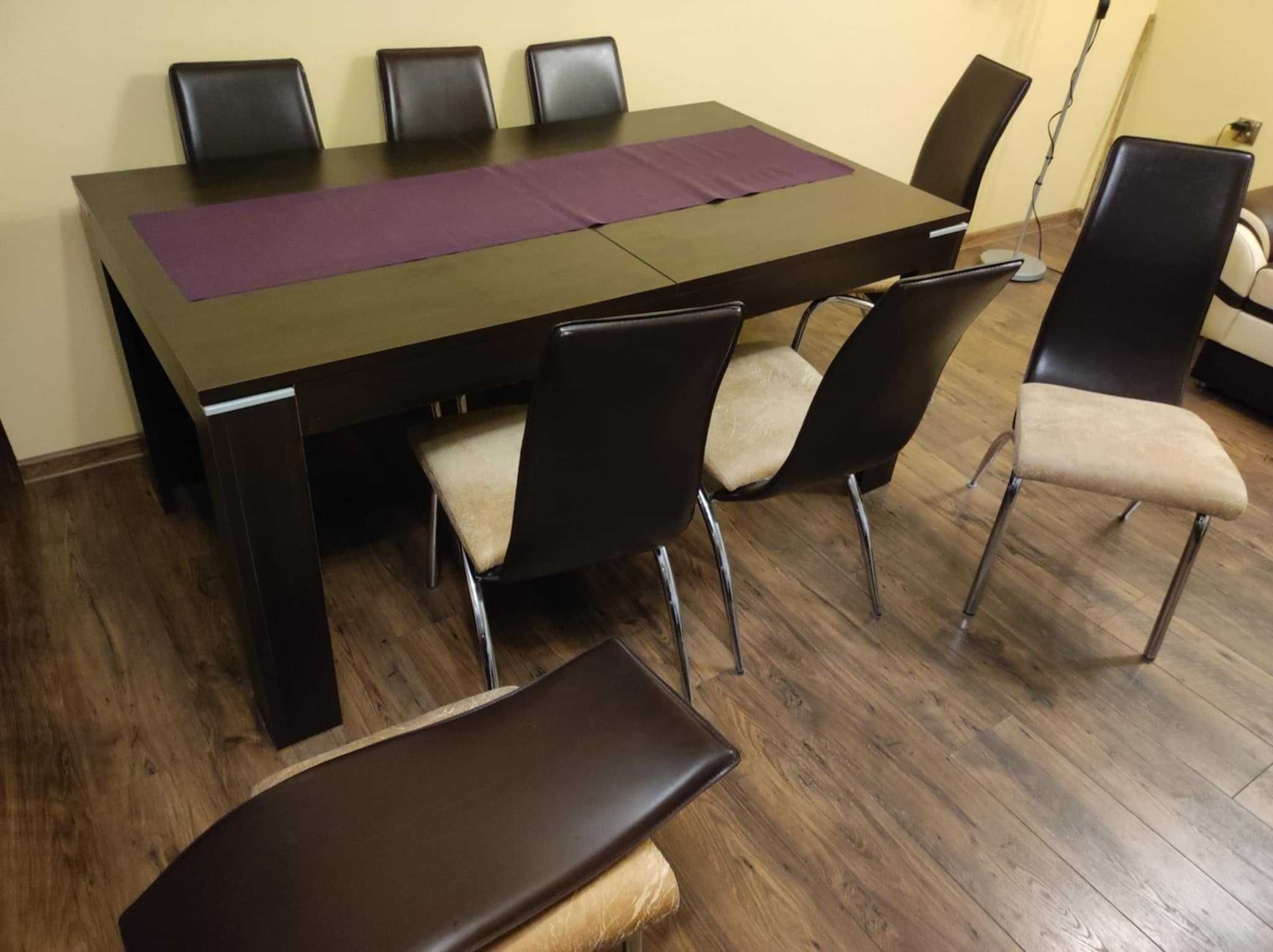 Stół z krzesłami
