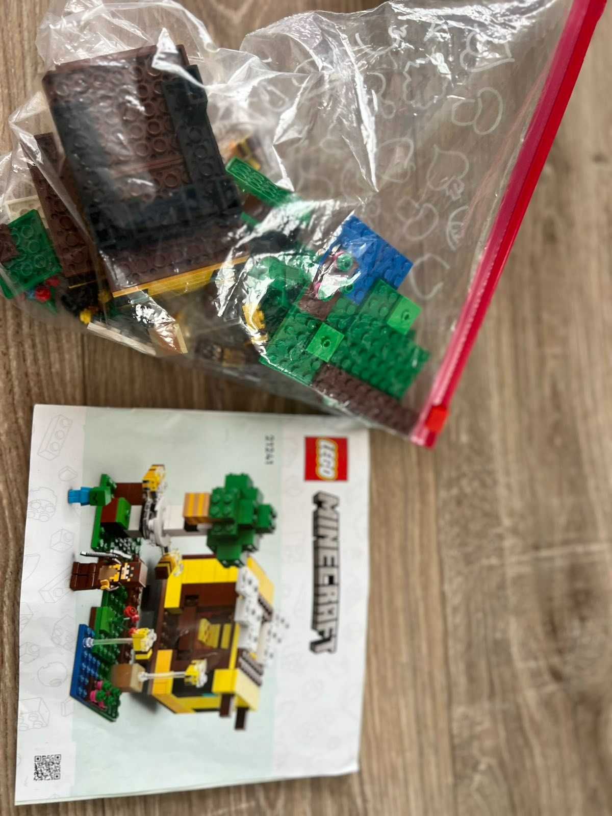 Конструктор LEGO Minecraft Бджолиний будиночок (21241)