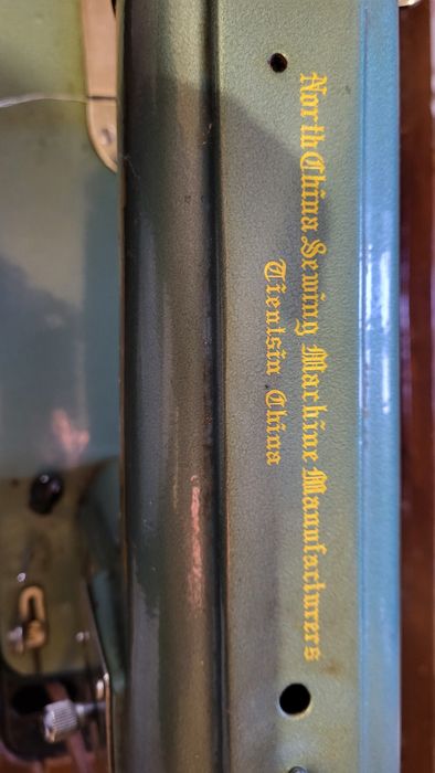 Швейна машинка Зінгер зі станиною в повному комплекті