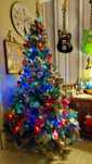 Arvore de Natal grande com todos os enfeites