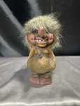 Troll z rękami w kieszeniach – klasyczna norweska figurka