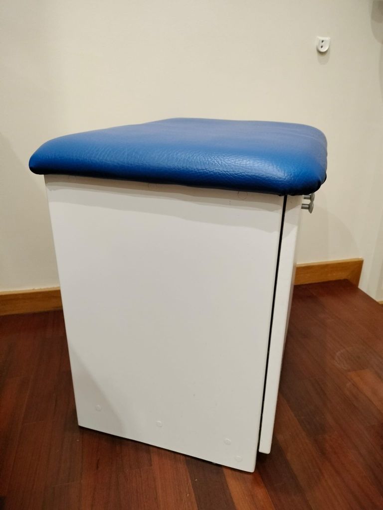 Móvel banco azul e branco