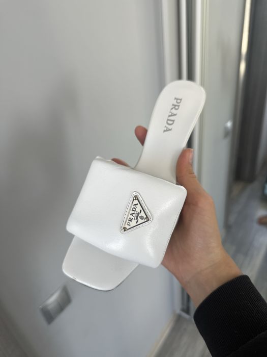 білі босоніжки Prada
