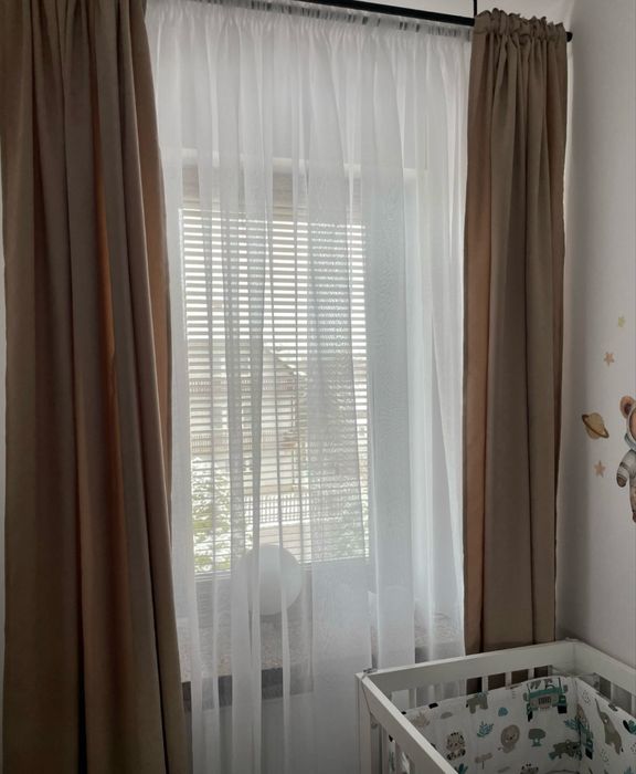 Firanka 230 cm x 250 cm z obszyciem i taśmą