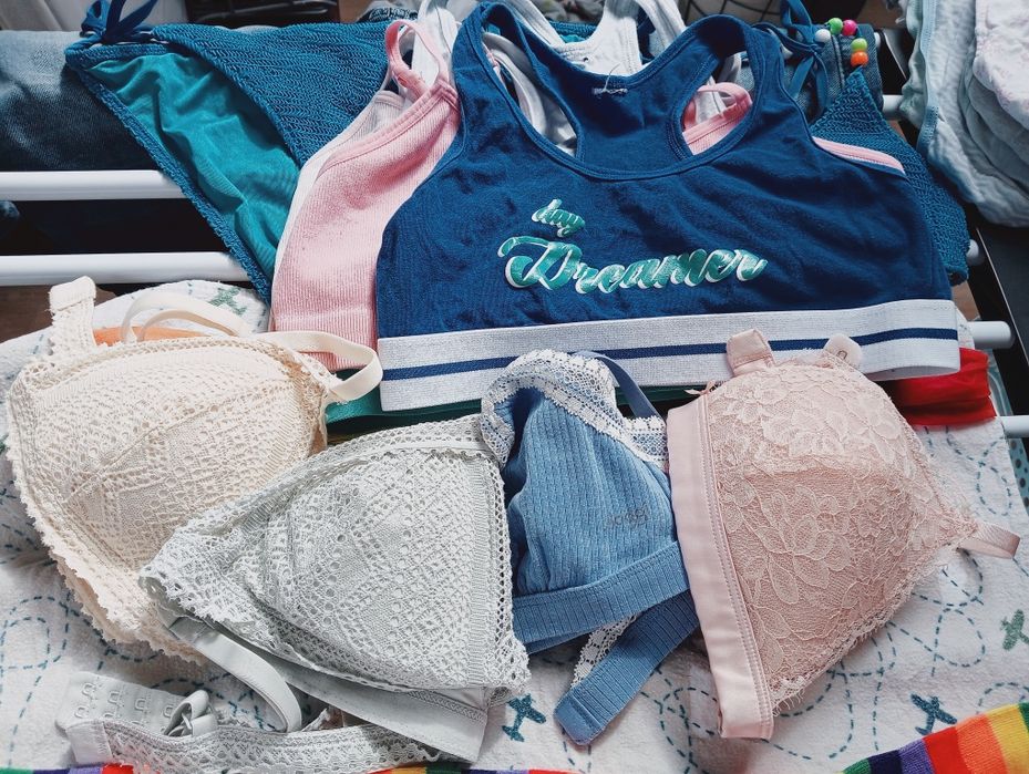 Biustonosze i topy 75A ,firma Etam , sloggi i sportowe, majteczki grat