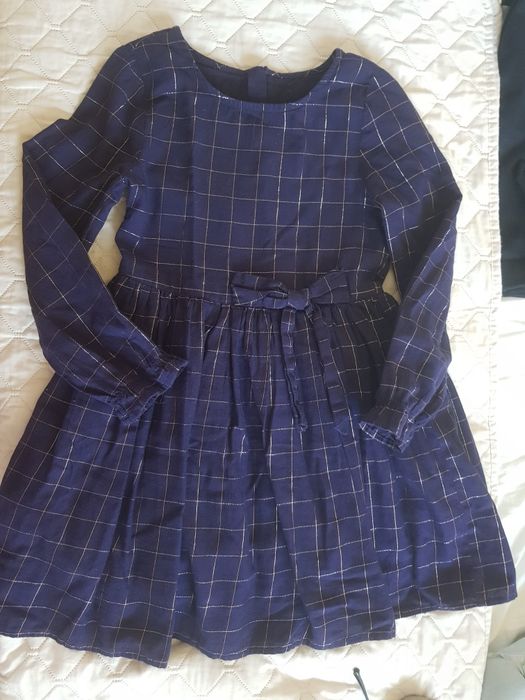 Śliczna elegancka granatowa sukienka dziewczęca ze złotą nitką r. 134