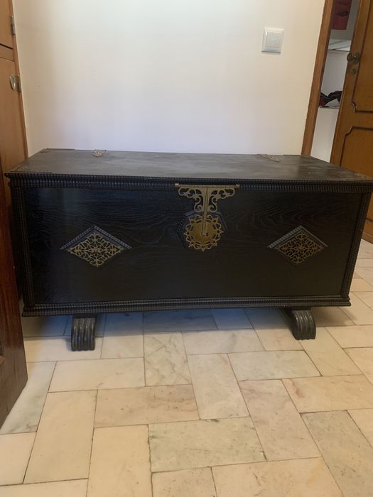 Arca antiga em madeira maciça