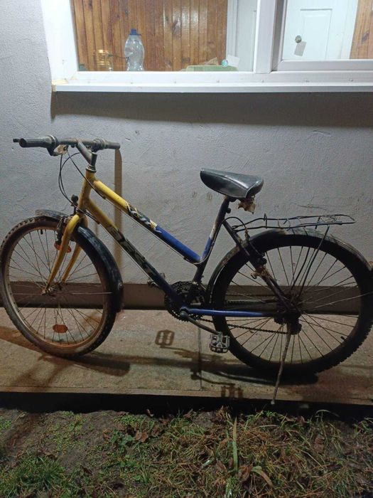 Велосипед дамка  із багажником.