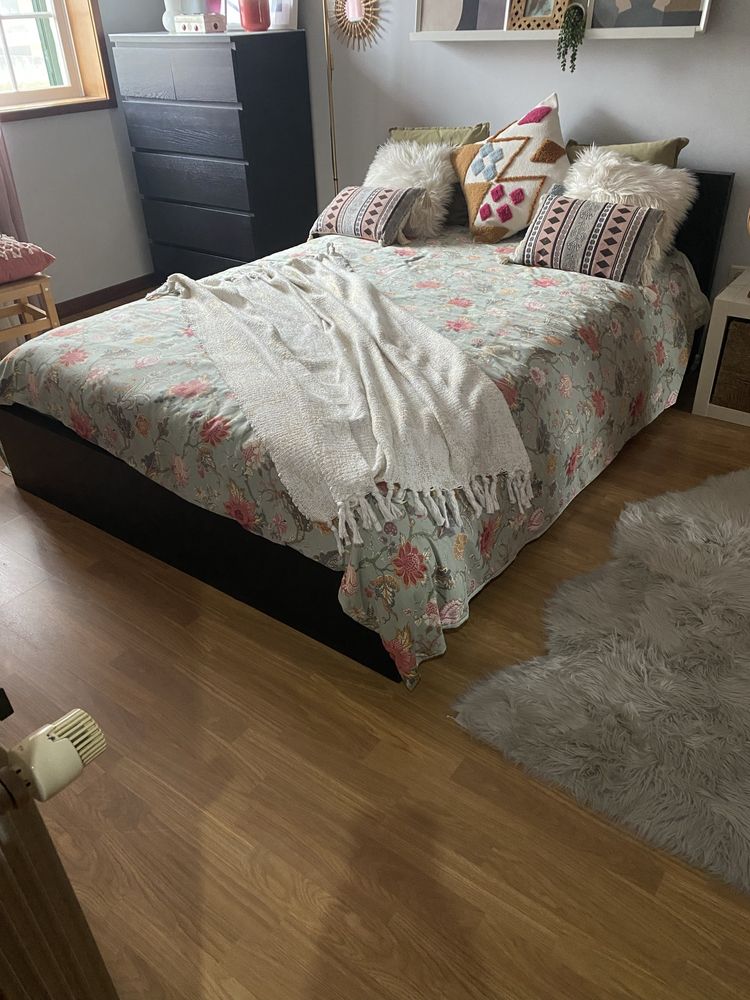 Quarto completo com colchao , comoda e mesa de cabeceira