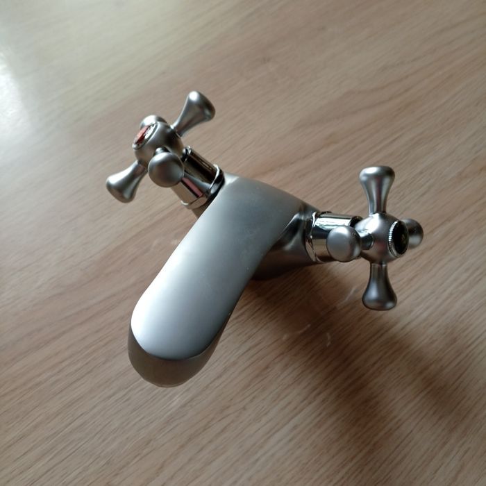 Смеситель на умывальник